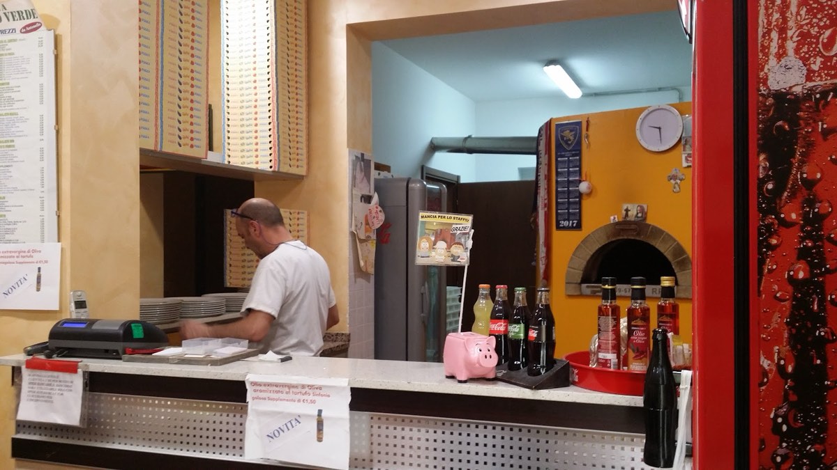 Il forno a legna e il bancone all'interno del Drago Verde