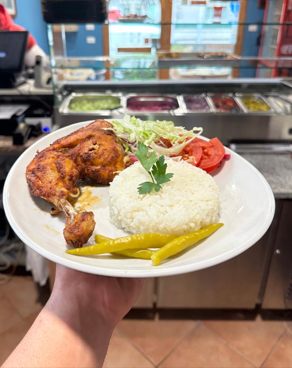 Piatto di pollo alla griglia con riso, insalata e peperoncini